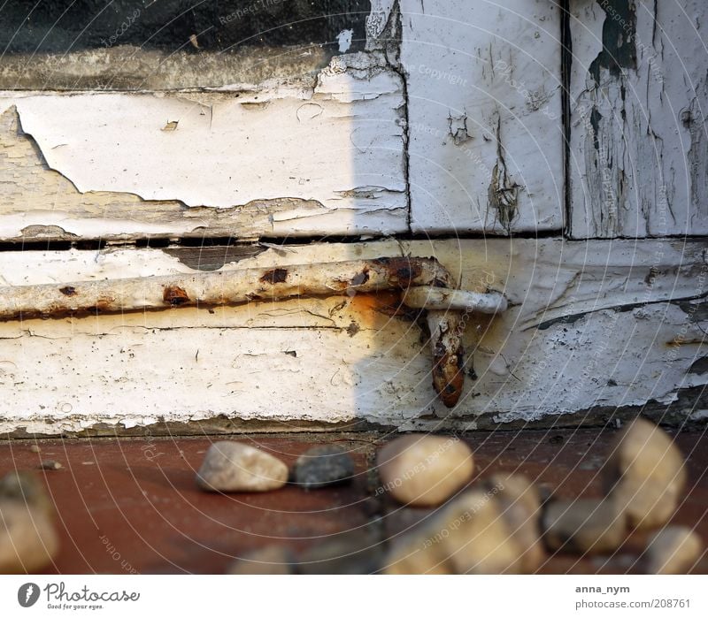 der Haken Haus Fenster Stein Holz Glas alt kaputt braun gold weiß Armut Einsamkeit Nostalgie sparsam Verfall Vergangenheit Vergänglichkeit abblättern Farbfoto