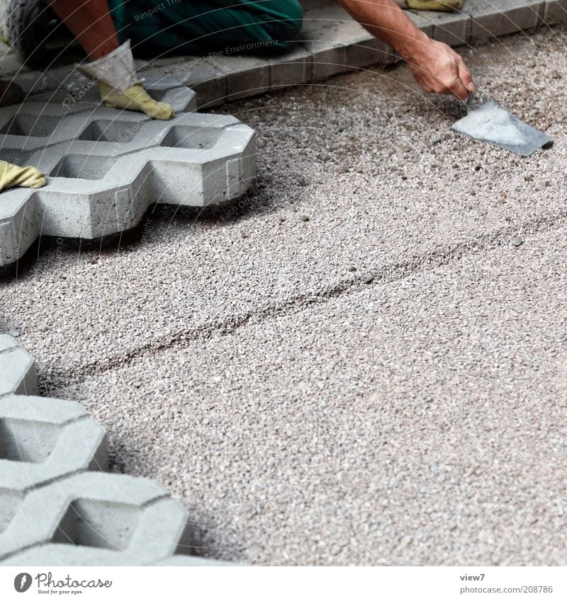 Rasengittersteine Handwerker Arbeitsplatz Baustelle Mensch Arme Finger 2 Straße Stein Beton bauen knien machen einfach Beginn Ordnung rein