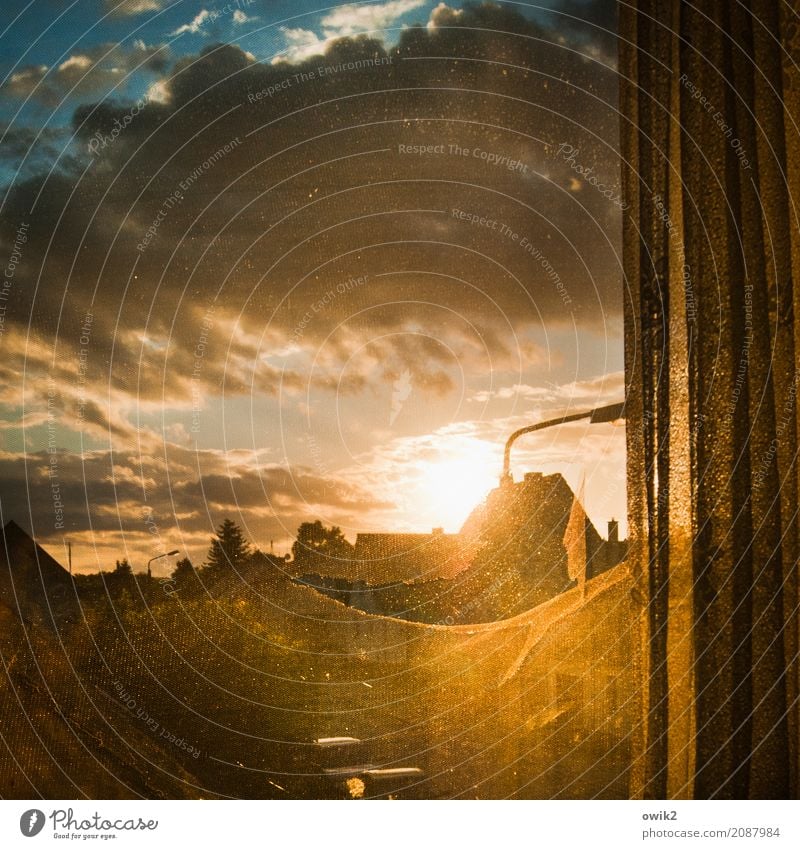 Ende offen Umwelt Himmel Wolken Gewitterwolken Schönes Wetter Dorf Haus Fenster leuchten gigantisch groß Unendlichkeit hell blau orange weiß Idylle