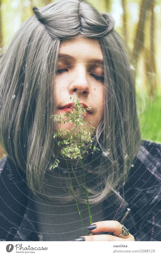 Junge Frau mit dem grauen Haar riecht Blumen Lifestyle elegant schön Gesundheit Allergie Wellness Leben harmonisch Mensch feminin Jugendliche 1 18-30 Jahre