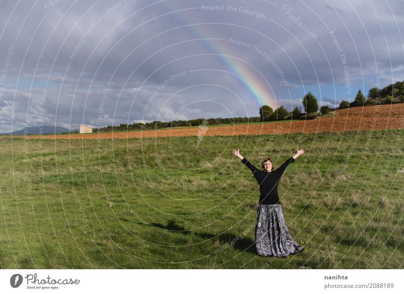 Junge Hippie-Frau, die nahe einem Regenbogen aufwirft Lifestyle Freude Gesundheit Wellness Leben harmonisch Ferien & Urlaub & Reisen Abenteuer Freiheit Mensch