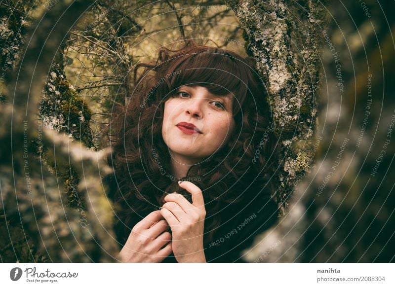 Portrait einer jungen Brunettefrau in das Holz Lifestyle schön Haare & Frisuren Wellness Leben Wohlgefühl ruhig feminin Junge Frau Jugendliche 1 Mensch