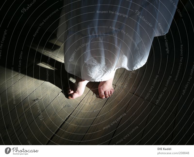 verstecktes Ballett Talent Dachboden Tanzen Fuß Rock Kleid Holz stehen braun schwarz Farbfoto Innenaufnahme Hintergrund neutral Schatten Lichterscheinung Barfuß