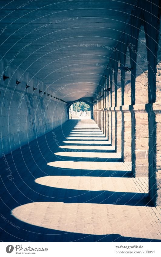 Shadowplay Bremen Menschenleer Brücke Tunnel Bauwerk Architektur Arkaden Torbogen Bogen Schattenspiel Unterführung Säule Mauer Wand Fassade Stein ästhetisch