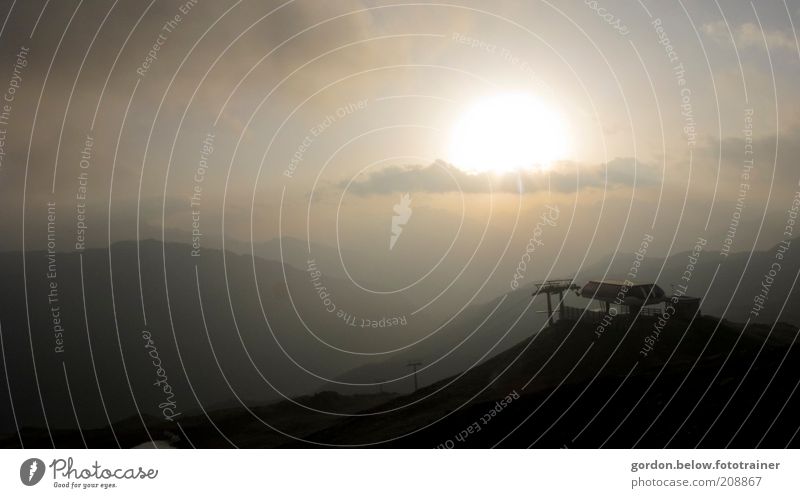 Sonnenaufgang in den Alpen Berge u. Gebirge Gipfel Seilbahn Skilift braun gelb gold Fernweh Farbfoto Gedeckte Farben Außenaufnahme Menschenleer Morgen