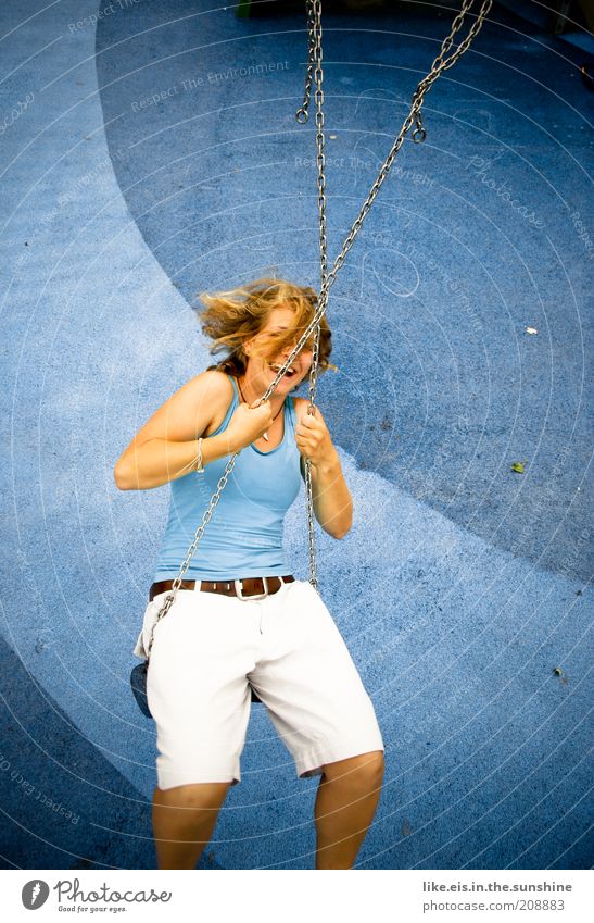 Einfach mal blau machen. (I) Freude Haare & Frisuren Spielen feminin Junge Frau Jugendliche Erwachsene Kindheit 18-30 Jahre Sommer Hose Gürtel Locken drehen