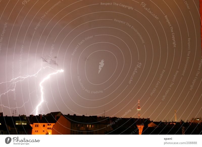 Treffer! Himmel Gewitterwolken Sommer Wetter schlechtes Wetter Unwetter Wind Regen Blitze Nürnberg Stadt Skyline Menschenleer Haus Dach Antenne Fernsehturm rot