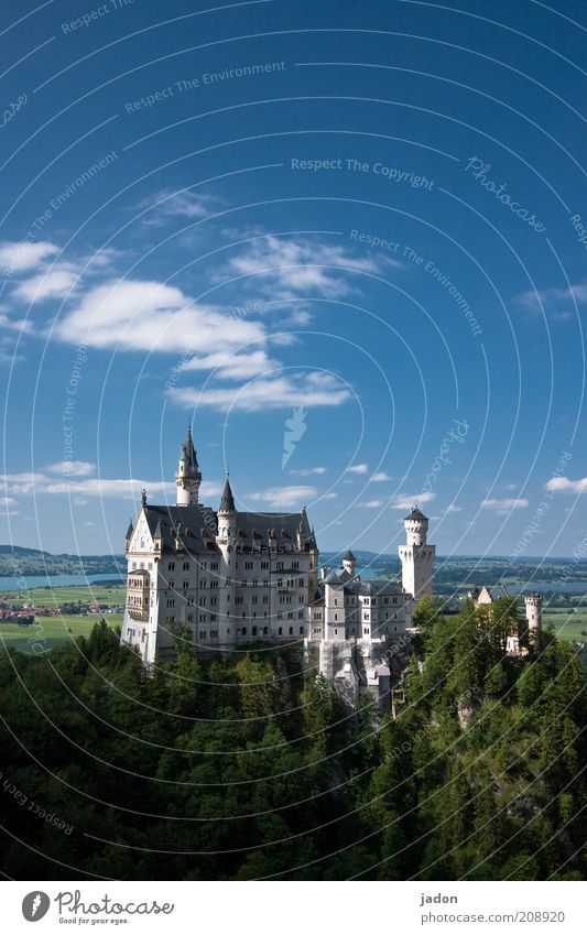 ludvig in the sky Traumhaus historisch Dekadenz Tourismus Märchenschloss Burg oder Schloss Neuschwanstein Sehenswürdigkeit Außenaufnahme Textfreiraum oben Tag