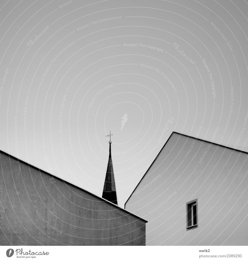 Einsame Spitze Wolkenloser Himmel Schönes Wetter Bautzen Lausitz Deutschland Stadtzentrum Haus Kirche Dom Gebäude Kirchturmspitze Christliches Kreuz Mauer Wand