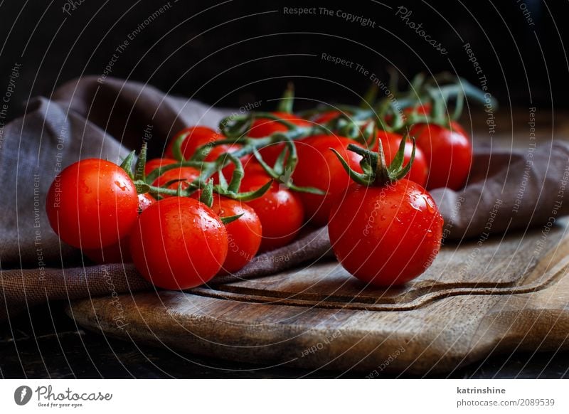 Kirschtomaten auf einem dunklen Hintergrundabschluß oben Gemüse Vegetarische Ernährung Diät Tisch dunkel frisch hell rot schwarz Koch Essen zubereiten leer