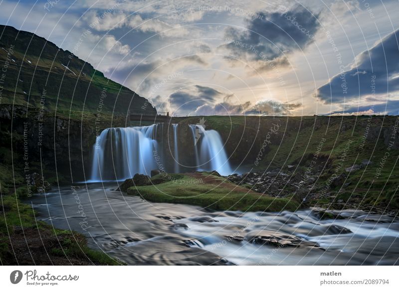 Islaendischer Wasserfall Landschaft Himmel Sonnenaufgang Sonnenuntergang Frühling Schönes Wetter Gras Felsen Berge u. Gebirge Flussufer blau gold grau grün