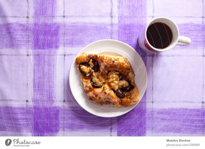 Pflaumenhefeteilchen mit Roibostee Lebensmittel Kuchen Dessert Süßwaren Ernährung Kaffeetrinken Heißgetränk Teller Tasse ästhetisch Duft eckig lecker saftig süß