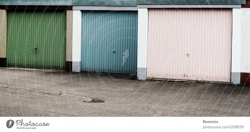 Tor drei bitte! Garage Garagentor Eingang Eingangstor Bauwerk Gebäude Tür Hof Einfahrt Metall Linie eckig einfach blau grau grün rosa weiß Langeweile Farbfoto