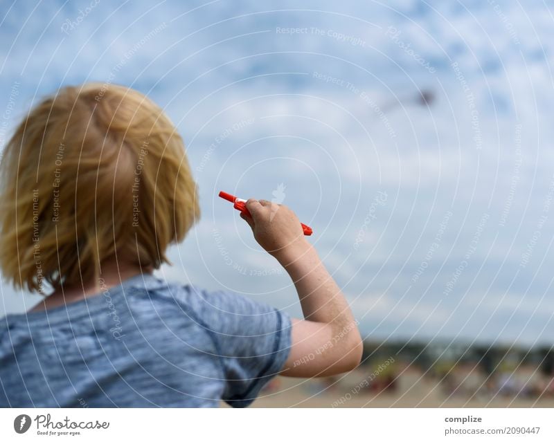 Drachen Freizeit & Hobby Spielen Ferien & Urlaub & Reisen Sommer Sommerurlaub Kind Kleinkind Himmel Wolken Kindheit steigen lassen Wind Freude Strand Luft