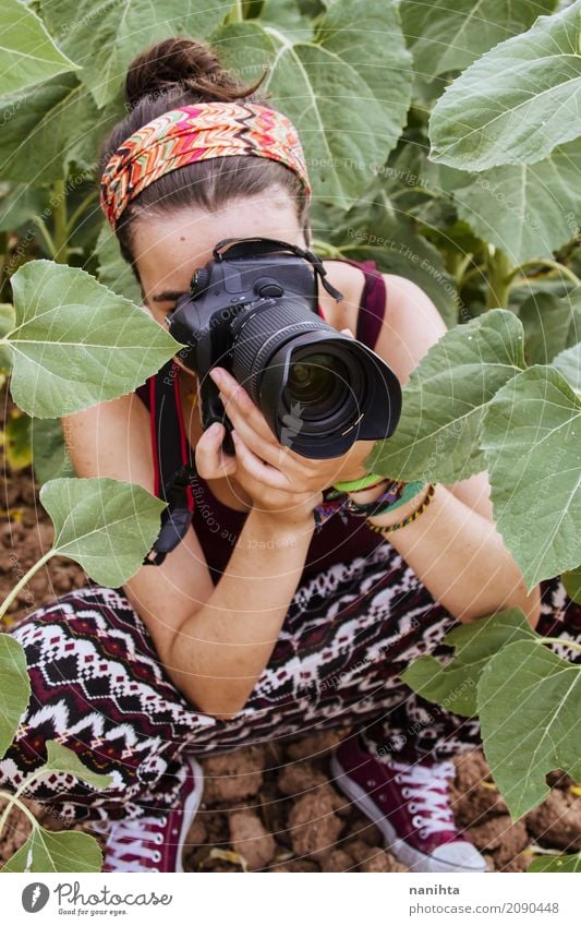 Junge Frau, die Fotos in der Natur macht Lifestyle Stil Freizeit & Hobby Fotografie Fotokamera Mensch feminin Jugendliche 1 18-30 Jahre Erwachsene Umwelt