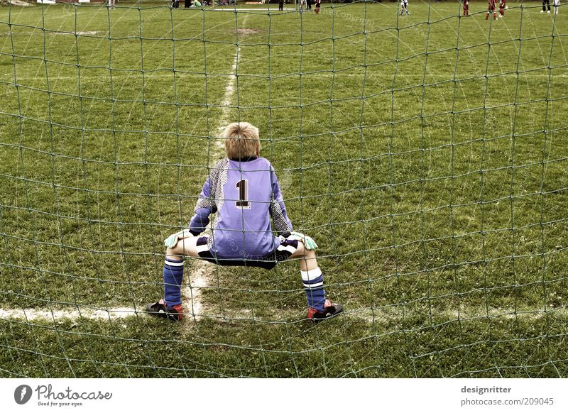 Warten auf 2014 Sport Ballsport Sportmannschaft Torwart Fußball Fußballplatz Kind Junge Kindheit Jugendliche Trikot Fußballschuhe beobachten Spielen warten