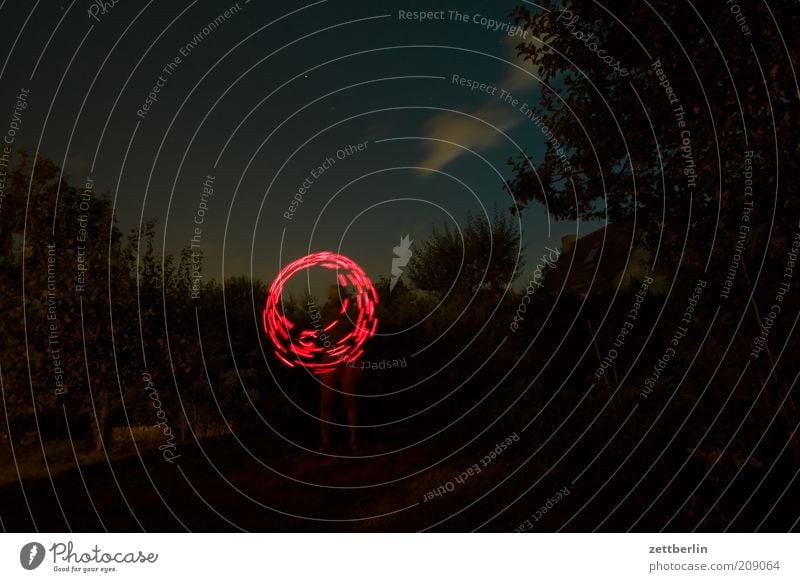 Nachts rumspielen Spielen Garten Mensch Natur Park Freude erleuchten Kreis Leuchtspur Zauberei u. Magie bezaubernd Lightshow rund Linie Dynamik Nachthimmel