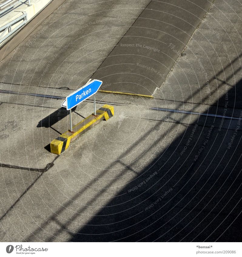 parken / Gebäude Dach Straßenverkehr Zeichen Schilder & Markierungen Hinweisschild Warnschild Pfeil stehen oben blau gelb grau Ordnungsliebe Kontrolle planen