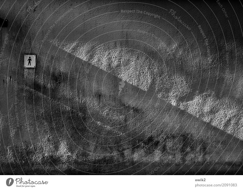 Für kleine Jungs Mauer Wand Fassade Toilette Zeichen Schilder & Markierungen alt dunkel einfach trist grau schwarz grobkörnig Lichteinfall diagonal Putz