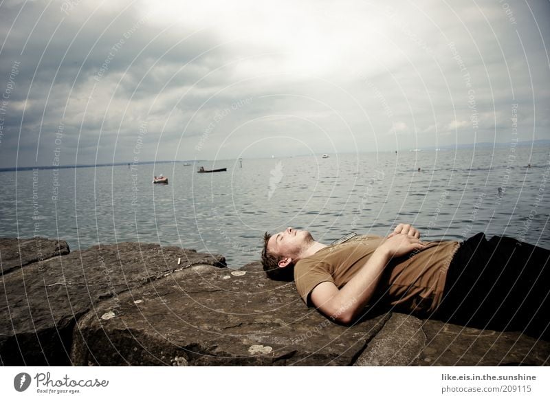 Chillen deluxe (II) harmonisch ruhig maskulin Junger Mann Jugendliche 18-30 Jahre Erwachsene Natur Wasser Himmel Wolken Sonnenlicht Sommer Klima Schönes Wetter