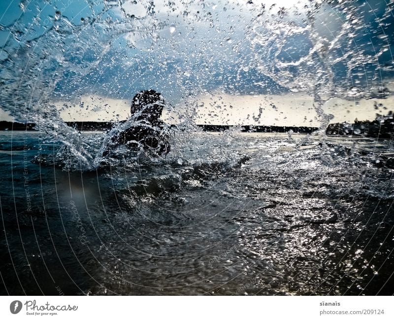 abspritzen Wellness Leben Schwimmen & Baden Freizeit & Hobby Mann Erwachsene Natur Wasser Wassertropfen Gewitterwolken Horizont Sommer See Baggersee Spielen