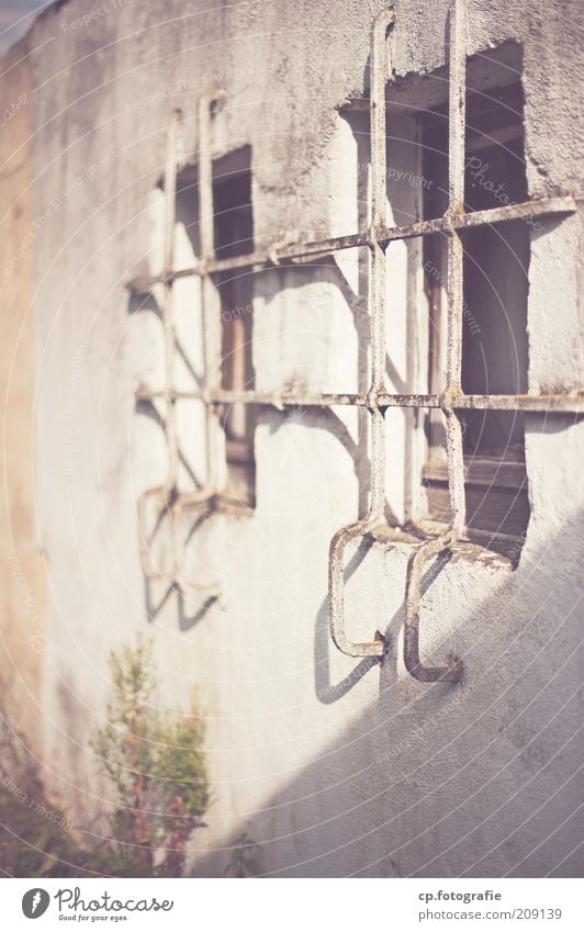 Kabuff Haus Justizvollzugsanstalt Industrieanlage Bauwerk Mauer Wand Fenster Gitter hässlich Einsamkeit Farbfoto Tag Licht Schatten Sonnenlicht