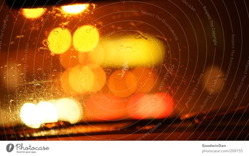 Long way home III Verkehr Verkehrsmittel Straße Ampel Fahrzeug PKW leuchten warten dunkel nass Gefühle Stimmung Autofenster Scheibenwischer Farbfoto