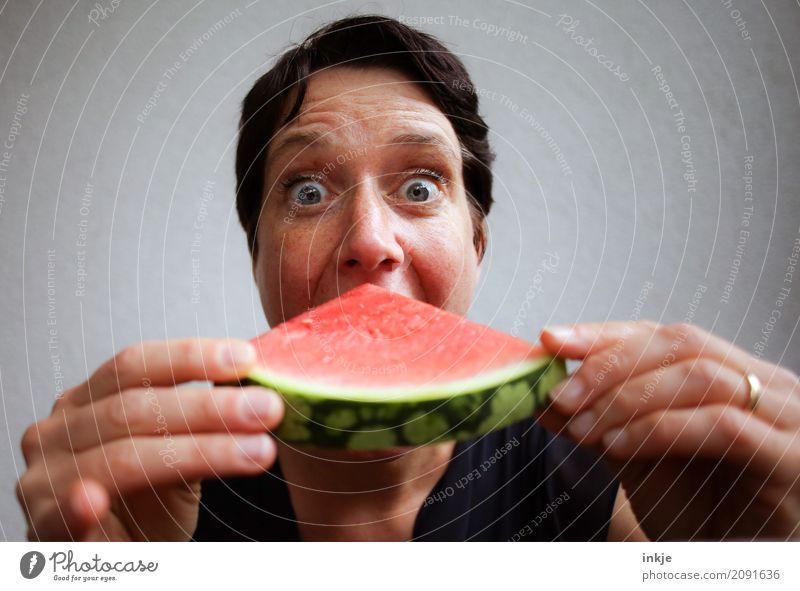 Not so young caucasian happy smiling woman eating watermelon Frucht Melonen Wassermelone Ernährung Essen Bioprodukte Vegetarische Ernährung Fingerfood Lifestyle