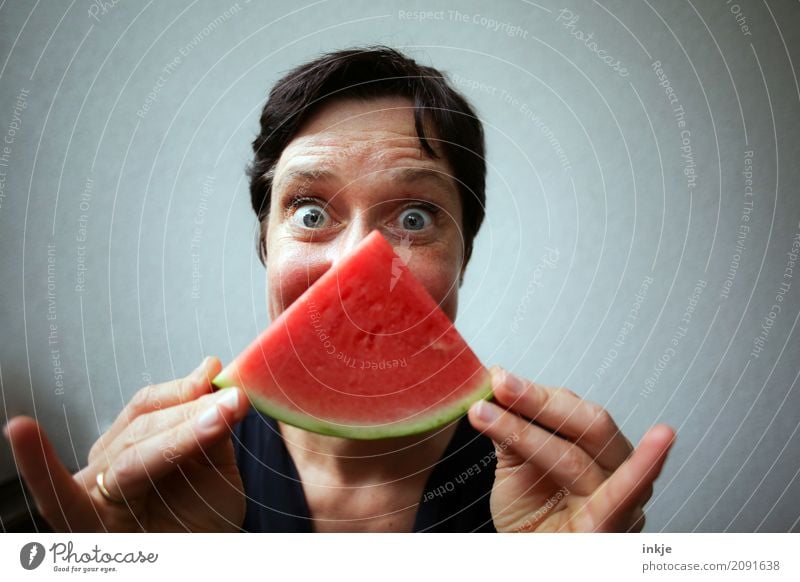 Not so young caucasian woman getting prepared to eat watermelon Frucht Wassermelone Melonen Ernährung Essen Vegetarische Ernährung Diät Fingerfood Lifestyle