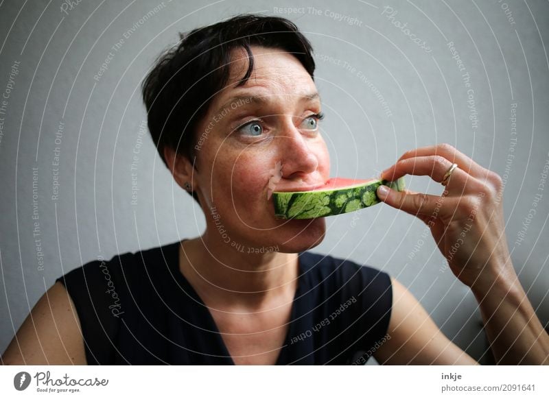 Not so young happy eating woman thinking about more watermelon Frucht Melonen Wassermelone Ernährung Essen Bioprodukte Vegetarische Ernährung Slowfood