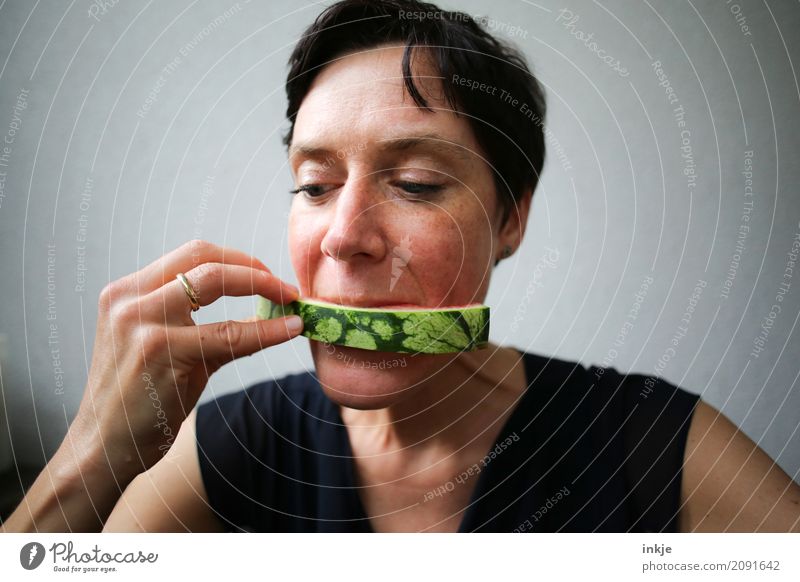 not so young caucasian woman reaching the end of her watermelon Frucht Wassermelone Melonen Hülle Ernährung Essen Frau Erwachsene Leben Gesicht Hand 1 Mensch