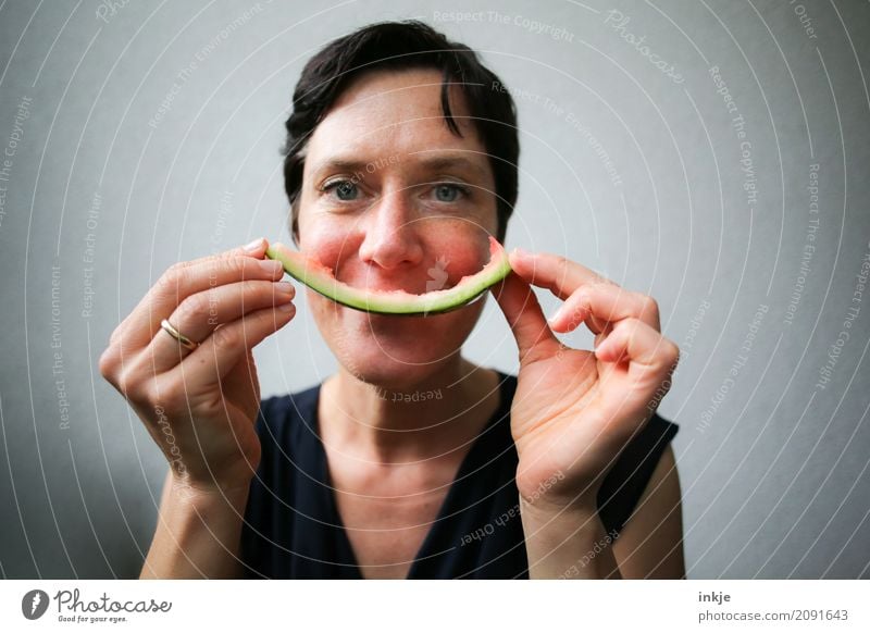 not so young caucasian smiling woman with rest of watermelon Frucht Wassermelone Melonen Hülle Ernährung Essen Bioprodukte Vegetarische Ernährung Fingerfood