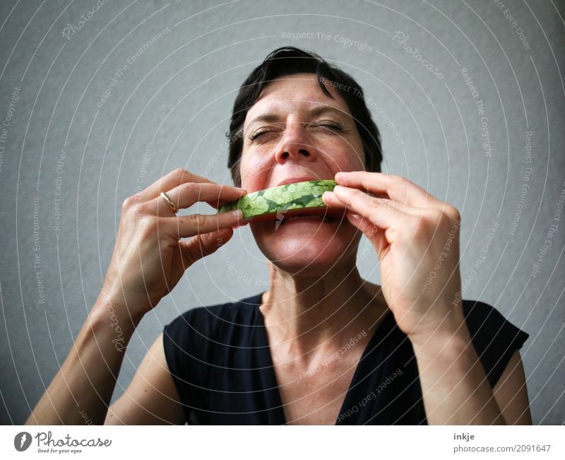 Not so young caucasian woman getting ecstatic with watermelon Frucht Wassermelone Melonen Ernährung Essen Bioprodukte Vegetarische Ernährung Frau Erwachsene