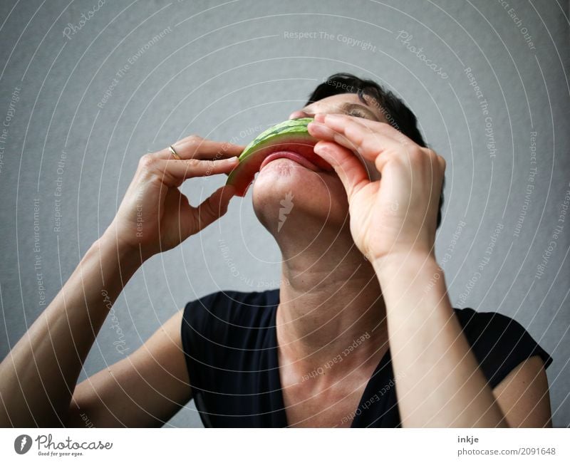 not so young caucasian woman so much enjoying watermelon Frucht Melonen Wassermelone Ernährung Essen Bioprodukte Vegetarische Ernährung Fingerfood Frau