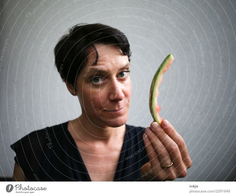 finally - done Frucht Wassermelone Melonen Ernährung Bioprodukte Vegetarische Ernährung Diät Slowfood Fingerfood Frau Erwachsene Leben Gesicht Hand 1 Mensch