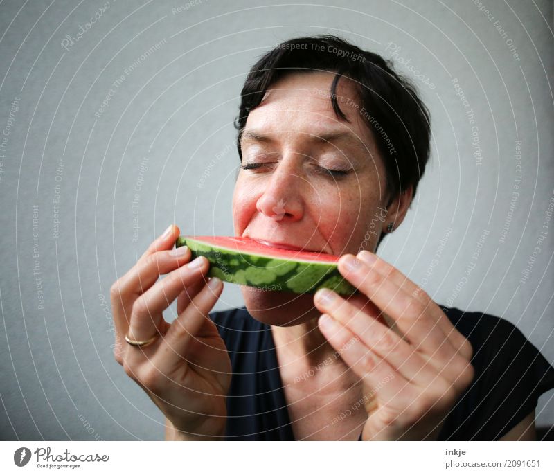 happy caucasian woman closes eyes in front of her watermelon Frucht Melonen Wassermelone Teile u. Stücke Ernährung Essen Bioprodukte Vegetarische Ernährung Diät