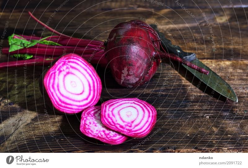 Rohe rote Rüben werden in Stücke geschnitten Gemüse Essen Vegetarische Ernährung Natur Holz frisch natürlich braun Ackerbau Hintergrund Rote Beete Knolle