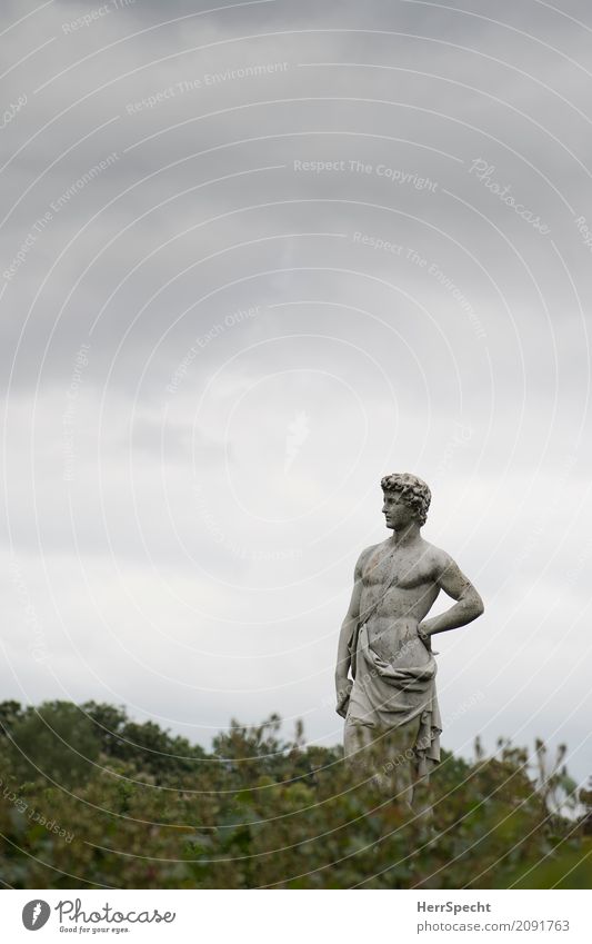 Manns-Bild Kunst Kunstwerk Skulptur Himmel Wolken schlechtes Wetter London Park stehen ästhetisch historisch muskulös nackt natürlich dünn Erotik grau grün