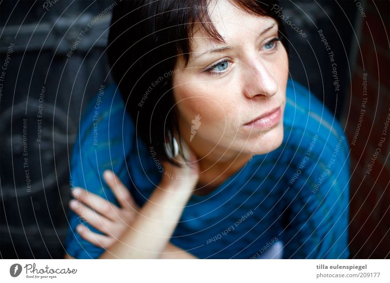 Juli feminin Junge Frau Jugendliche Erwachsene 18-30 Jahre T-Shirt schwarzhaarig beobachten Denken Blick Traurigkeit warten blau Gefühle Stimmung Vorsicht ruhig