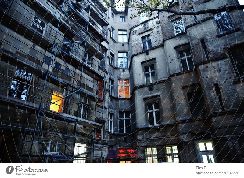 Ecke Schönhauser Berlin Prenzlauer Berg Pankow Stadt Hauptstadt Stadtzentrum Altstadt Menschenleer Haus Bauwerk Gebäude Fassade Fenster Verfall Vergangenheit