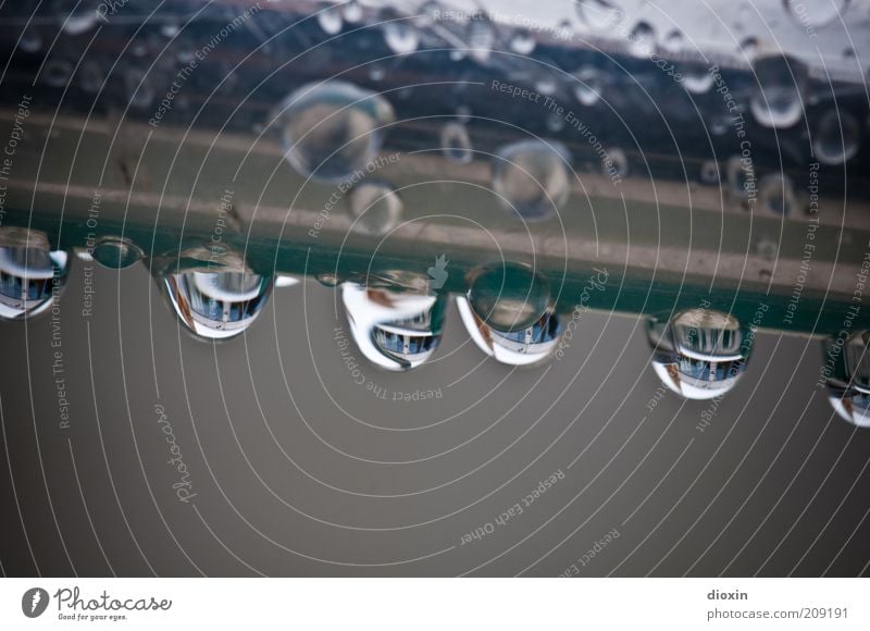 Freiburger Juniwetter (FR 6/10) Wasser Sommer Klima Wetter schlechtes Wetter Regen hängen glänzend kalt nass grau Wassertropfen tropfend Tropfen Edelstahl