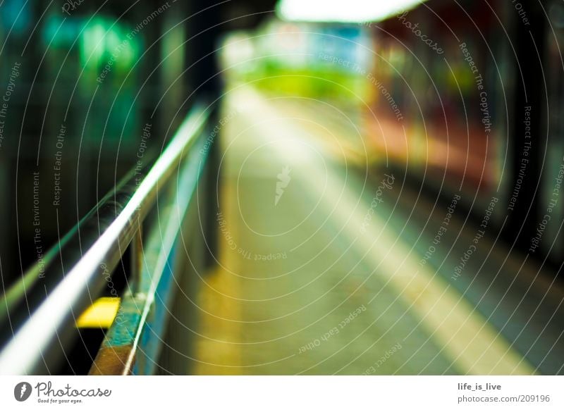 fernweh Bahnhof Verkehr Verkehrsmittel Schienenverkehr Bahnsteig Linie Zeit Ziel Wege & Pfade Ziellosigkeit Schwache Tiefenschärfe S-Bahn S-Bahnhof