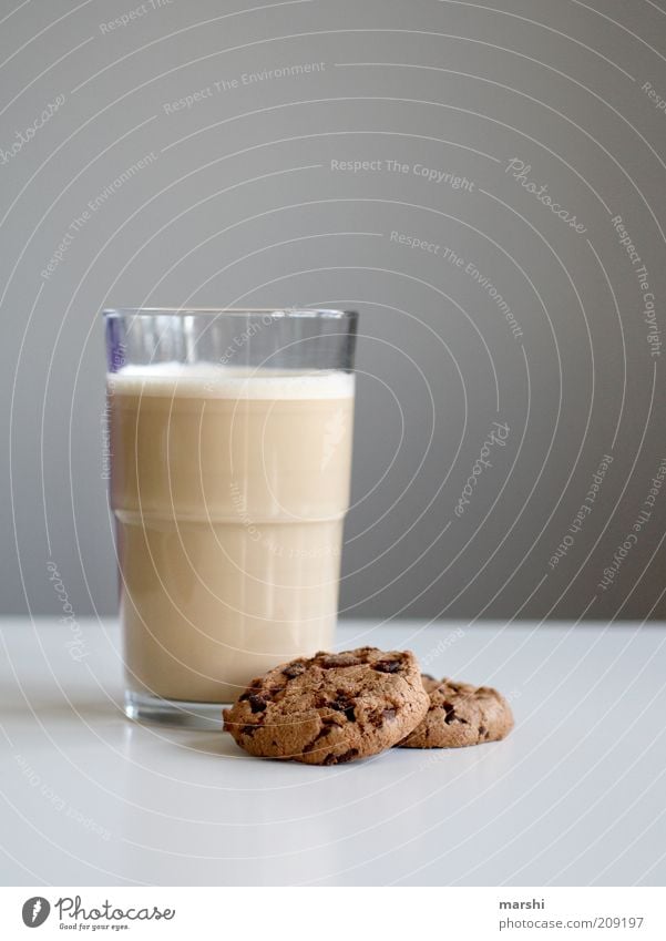 Mittagstief?! Lebensmittel Süßwaren Ernährung Getränk Heißgetränk Latte Macchiato Glas braun Keks schaumig lecker Mittagspause Snack Farbfoto Innenaufnahme