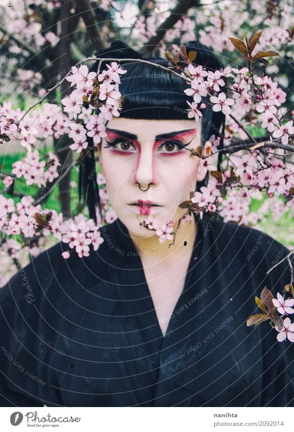 Junge Frau mit dem Geishamake-up, das mit Blumen aufwirft Stil Design exotisch schön Haare & Frisuren Gesicht Schminke Lippenstift Feste & Feiern Karneval