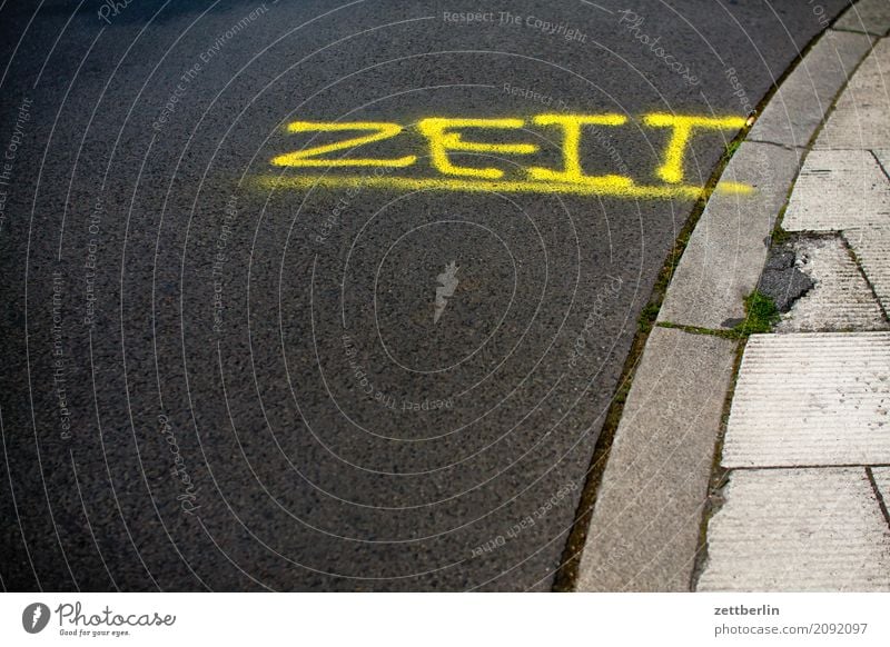 Zeit Asphalt Bürgersteig Verkehr abbiegen Wort Ecke Fahrbahnmarkierung Kurve Linie Schilder & Markierungen Navigation Orientierung Schriftzeichen Straße