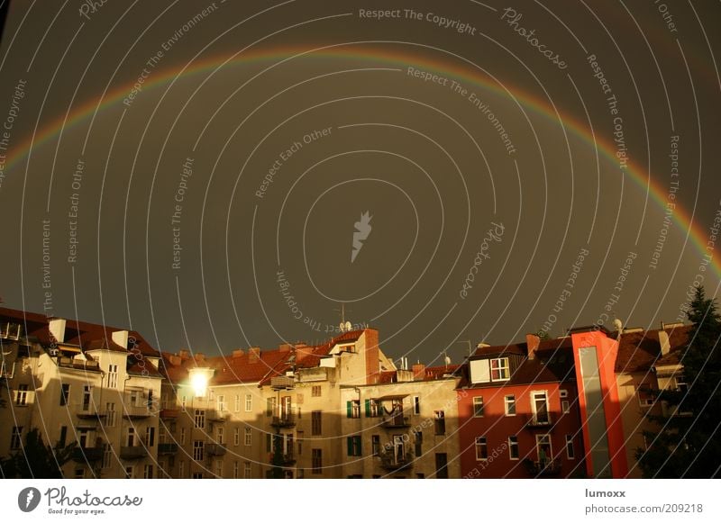 arc-en-ciel Sommer Häusliches Leben Natur Urelemente Himmel Gewitterwolken Sonnenlicht Wetter schlechtes Wetter Unwetter Regen Graz Stadt Haus Gebäude Mauer