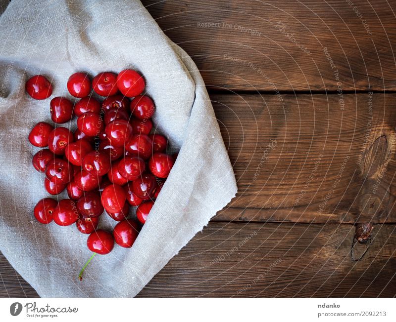 Reife süße Kirsche auf einer grauen Tischdecke Frucht Dessert Essen Vegetarische Ernährung Saft Sommer Garten Natur Holz frisch natürlich oben retro saftig rot