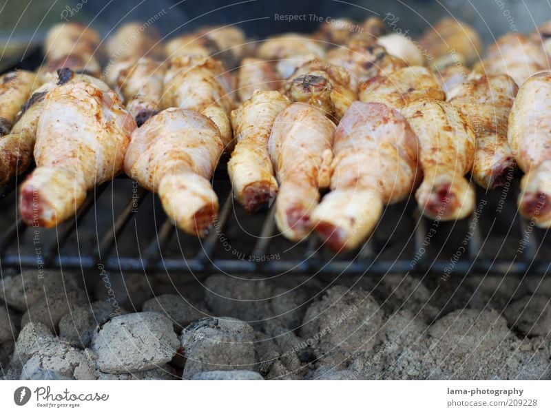 some chicken?! Hähnchen Geflügel Chicken Wings Ernährung Grillen Sommer lecker Hähnchenschenkel Hähnchenschlegel Farbfoto Nahaufnahme Detailaufnahme