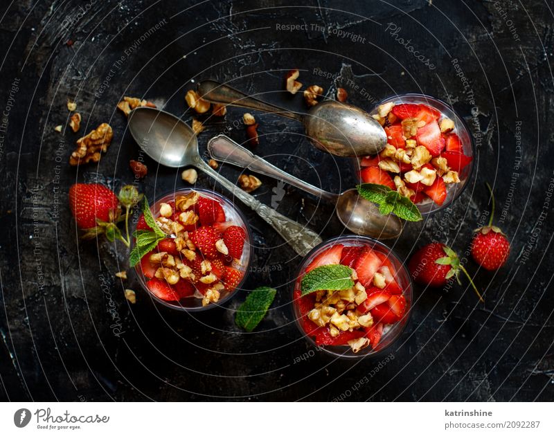 Chia Pudding Erdbeerparfait mit griechischem Joghurt und Nüssen Frucht Dessert Essen Frühstück Diät Glas Löffel rot weiß Beeren Müsli Samen Molkerei