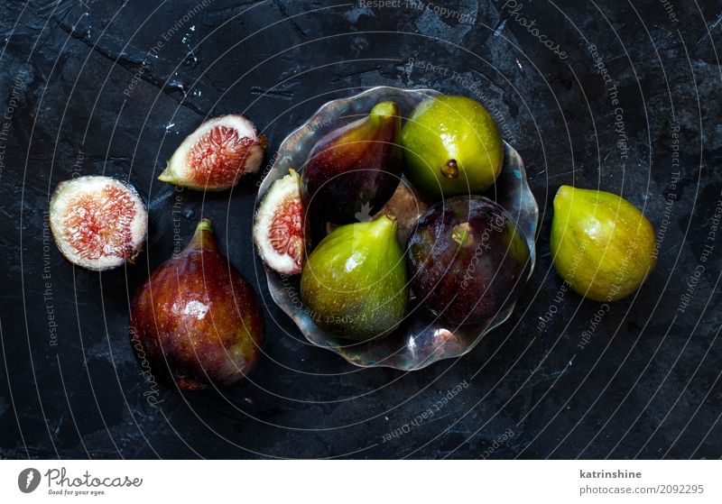 Grüne und purpurrote Feigen auf einem dunklen Hintergrund Frucht Ernährung Sommer Garten dunkel frisch grün schwarz Lebensmittel Gesundheit Zutaten organisch